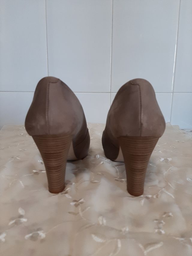 Zapatos tacón taupe plataforma.