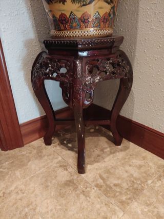 Jarrón grande con su pedestal de madera y mármol