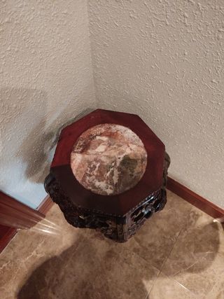 Jarrón grande con su pedestal de madera y mármol