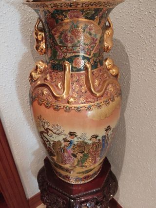 Jarrón grande con su pedestal de madera y mármol