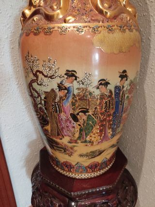 Jarrón grande con su pedestal de madera y mármol