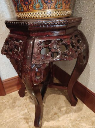 Jarrón grande con su pedestal de madera y mármol