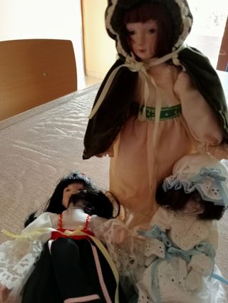 Tre bamboline di porcellana