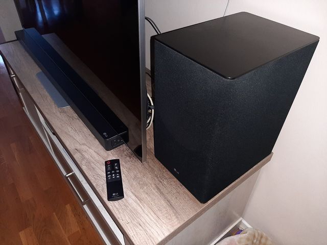 Barra de sonido LG SK8 con subwoofer.