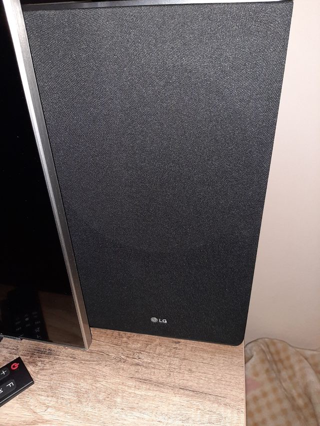 Barra de sonido LG SK8 con subwoofer.