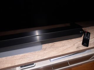 Barra de sonido LG SK8 con subwoofer.