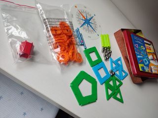 2 juegos: Geomag y Mechanics