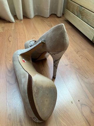 Zapatos peep toe antelina beige y tacon serpiente