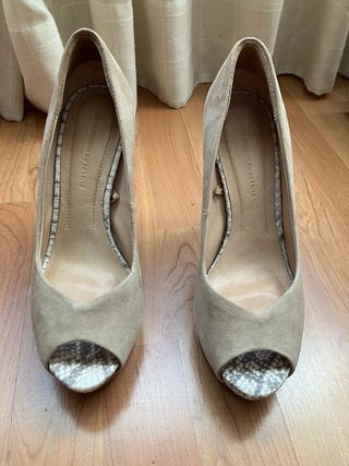 Zapatos peep toe antelina beige y tacon serpiente