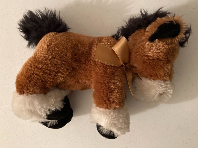 Caballo de peluche tamaño medio