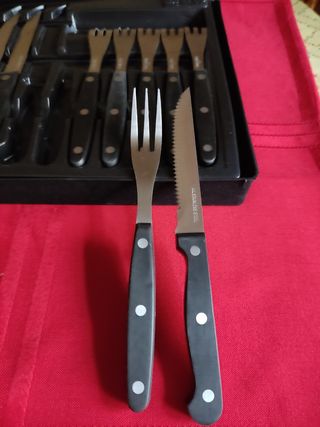 Juego cuchillos y tenedores para carne.