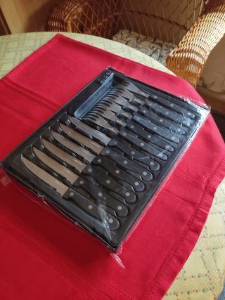 Juego cuchillos y tenedores para carne.