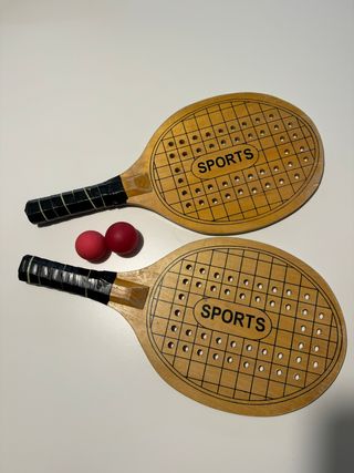 Racchette in legno con palline.