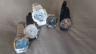 Reloj Casio G-Shock blanco.