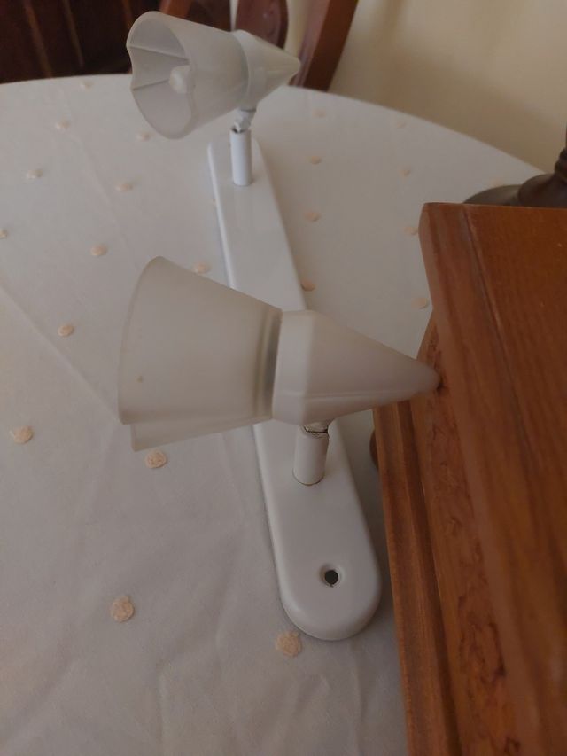 Focos blancos direccionales. Aplique