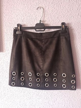 Falda de ante,  negra con tachuelas
