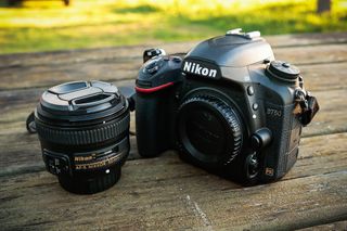Cámara de fotos Nikon 750d.
