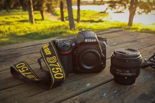 Cámara de fotos Nikon 750d.