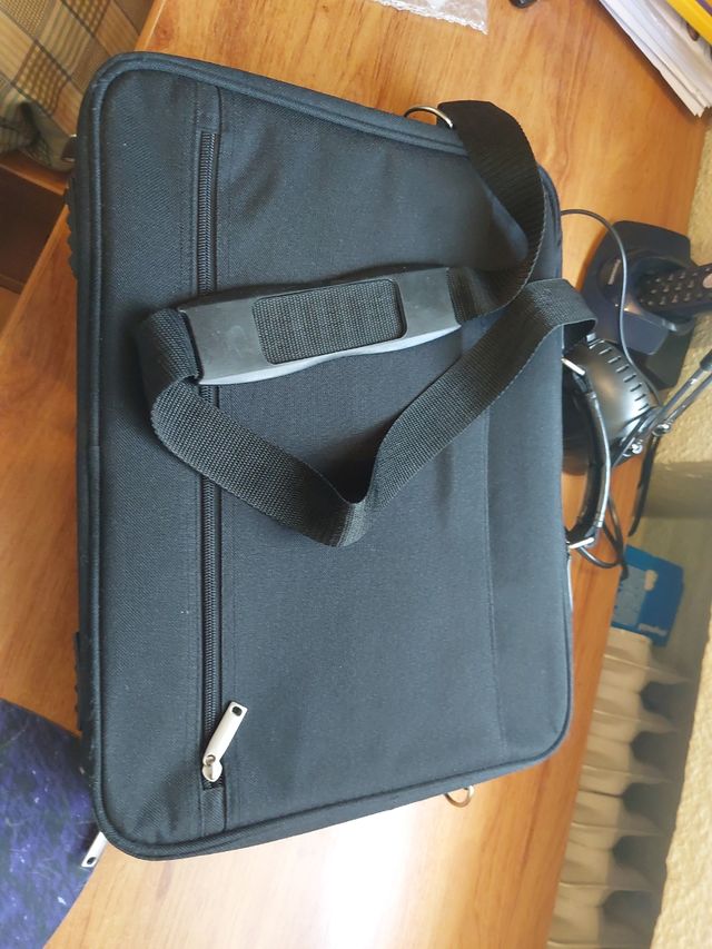 Cartera ordenador portátil con  bandolera.