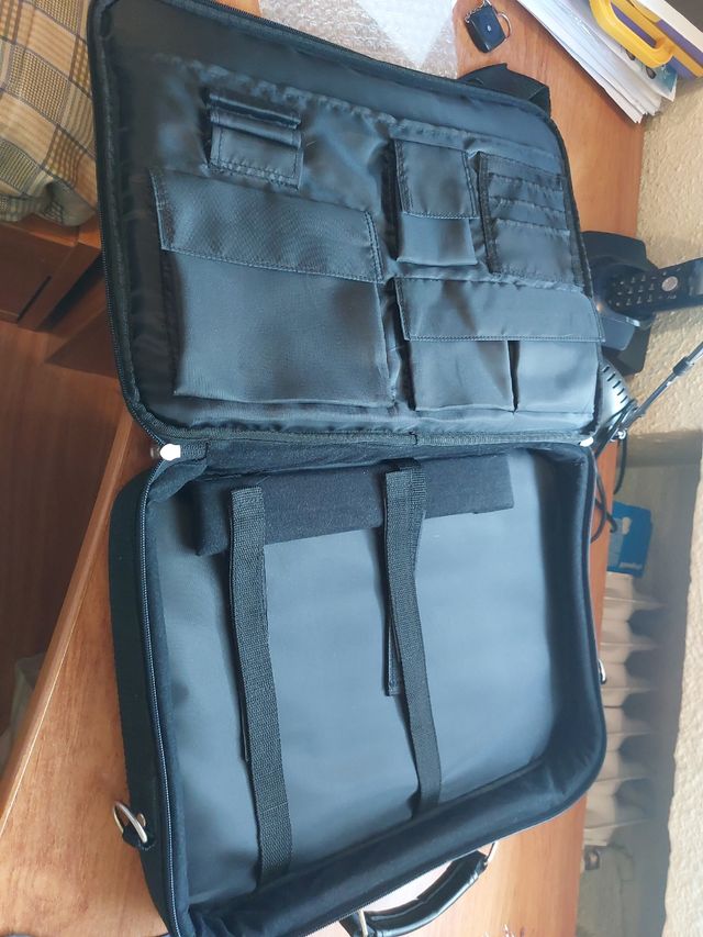 Cartera ordenador portátil con  bandolera.