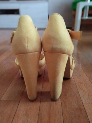 Zapatos amarillos