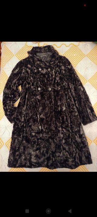 Abrigo negro de astracán sintético