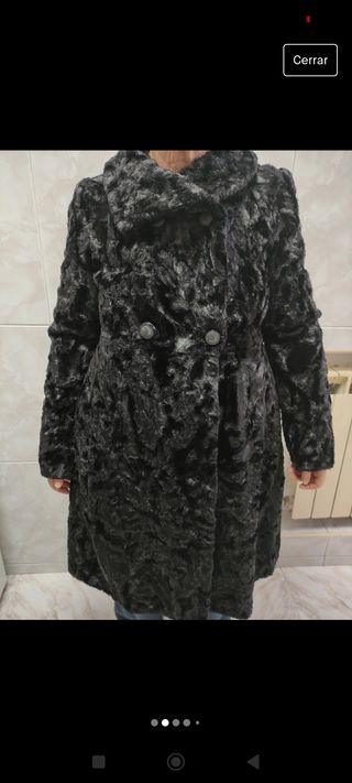 Abrigo negro de astracán sintético