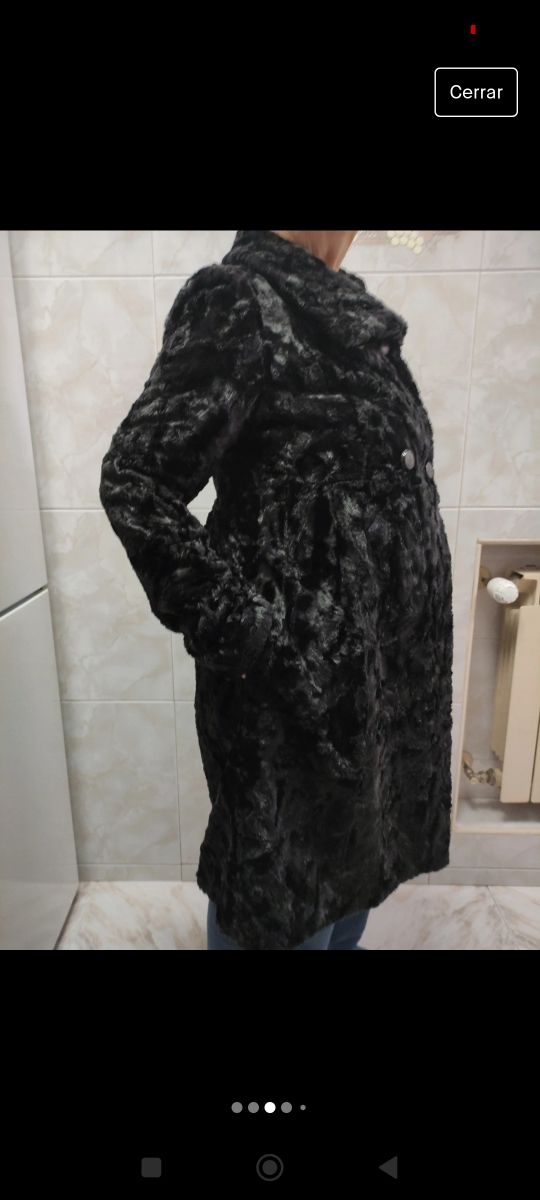 Abrigo negro de astracán sintético