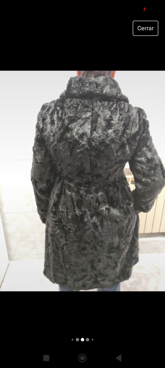 Abrigo negro de astracán sintético