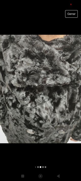 Abrigo negro de astracán sintético