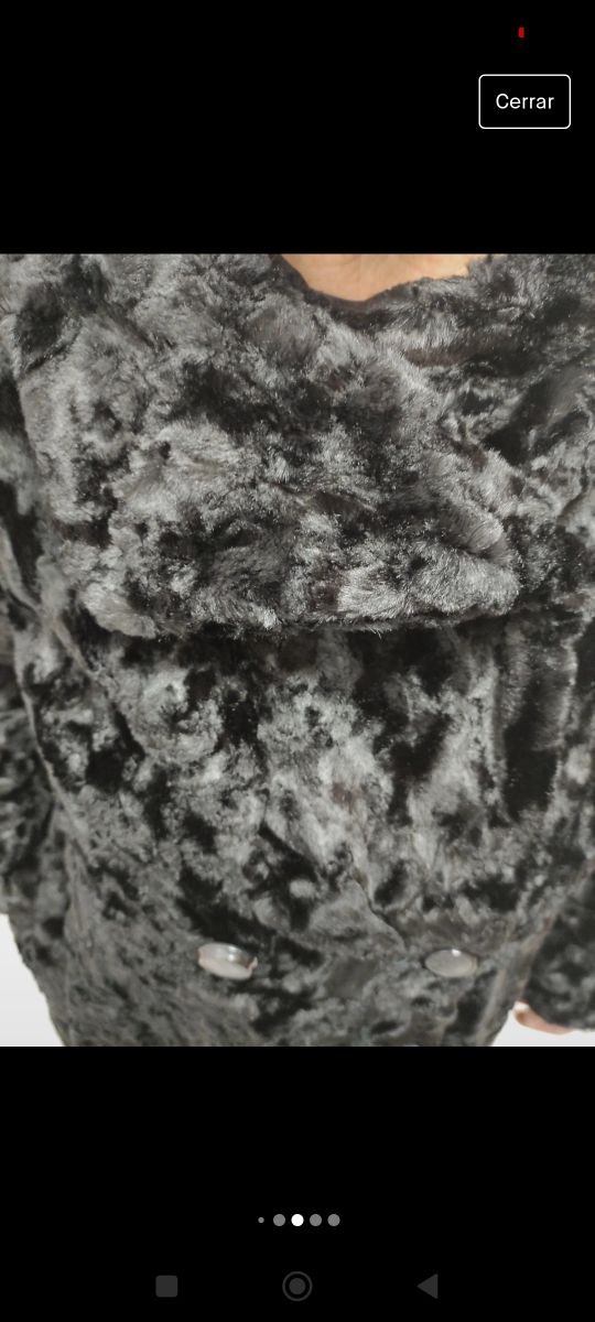 Abrigo negro de astracán sintético