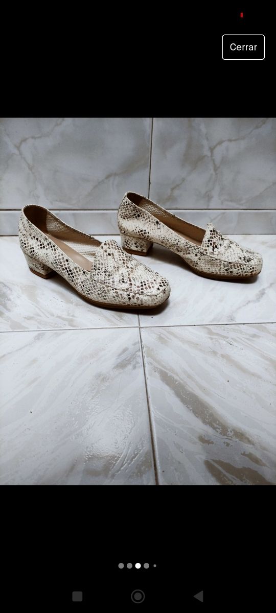 Zapatos tacón bajo imitación serpiente