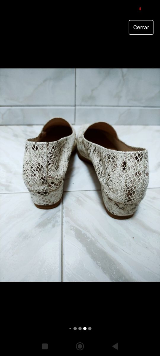 Zapatos tacón bajo imitación serpiente