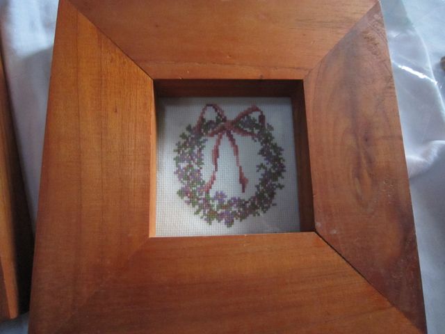 2 quadretti in legno con lavorazione a mano