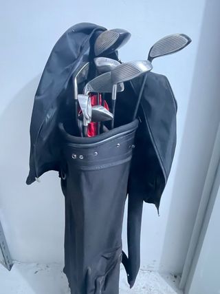 Bolsa con palos golf.