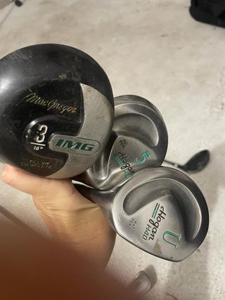 Bolsa con palos golf.