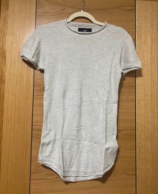 camiseta gris de Hollister