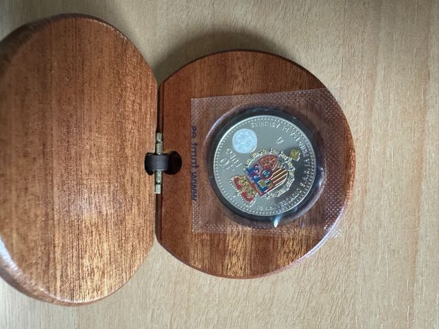 moneda de leonor y caja de madera