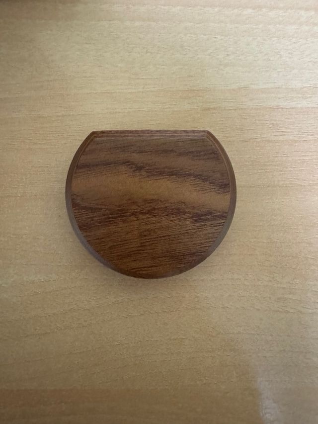 moneda de leonor y caja de madera