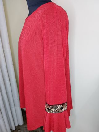 Blusa roja tejido brillante y mangas acampanadas