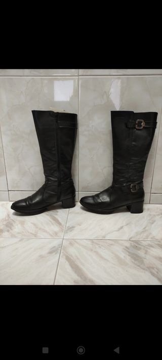Botas negras altas de tacón bajo
