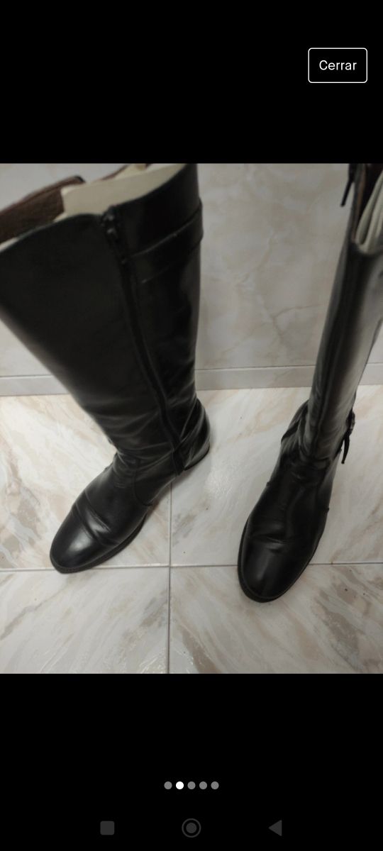 Botas negras altas de tacón bajo