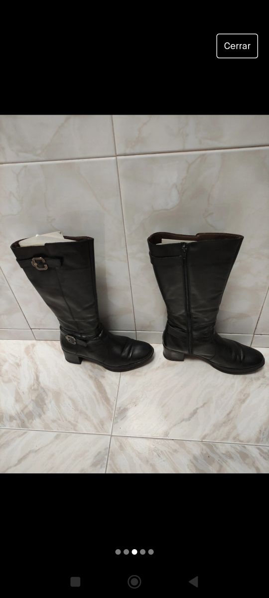 Botas negras altas de tacón bajo