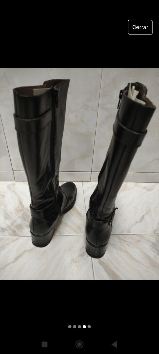 Botas negras altas de tacón bajo
