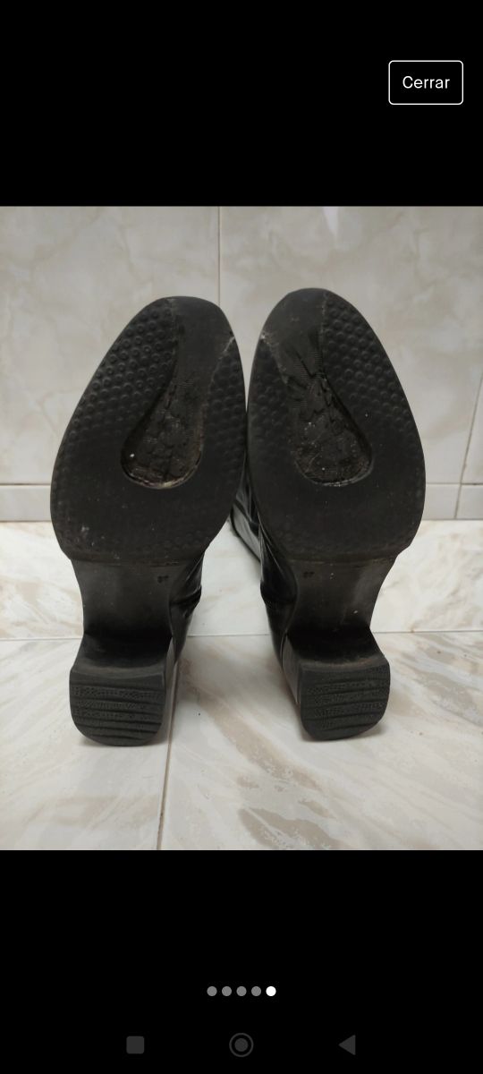 Botas negras altas de tacón bajo