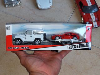 Coche con remolque en miniatura