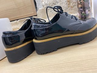 zapatos de charol y cordones impecables