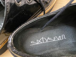 zapatos de charol y cordones impecables