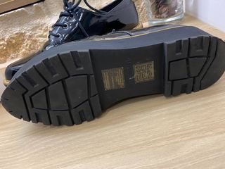 zapatos de charol y cordones impecables