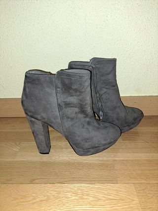 Botines grises ante plataforma
